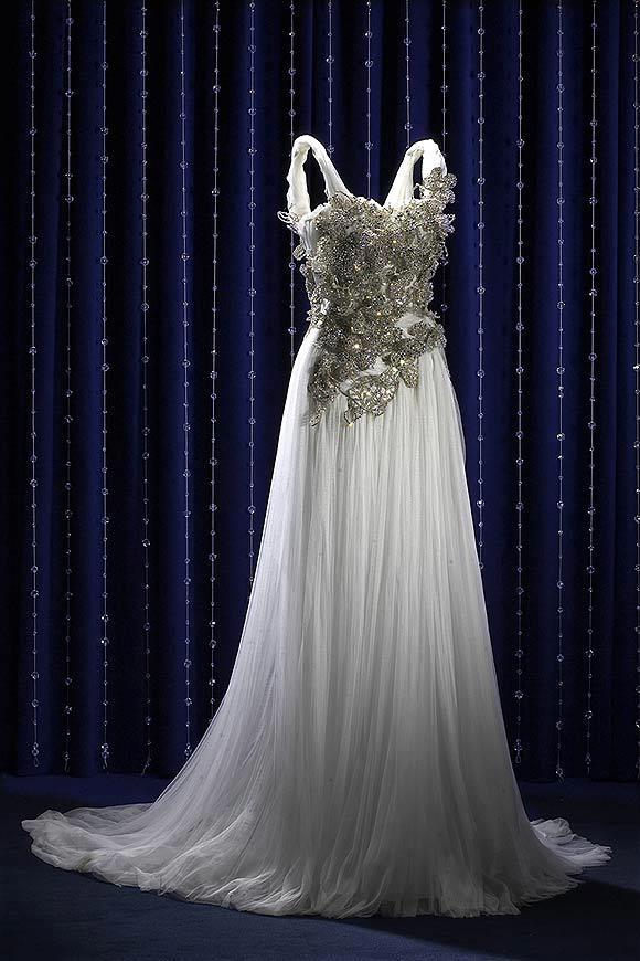 wedding-dresses-Bridal-Bouquets-ideas-rings-happy-love-romantic-28