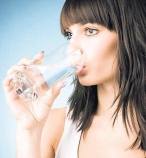 drinking-water-full_Dieta app - pirun-asperin-keshilla-studime-shqip-bukuri