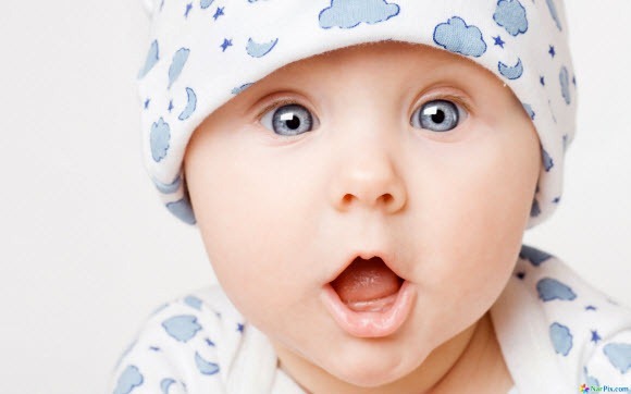 Free-Baby-wallpaper-pack-amused